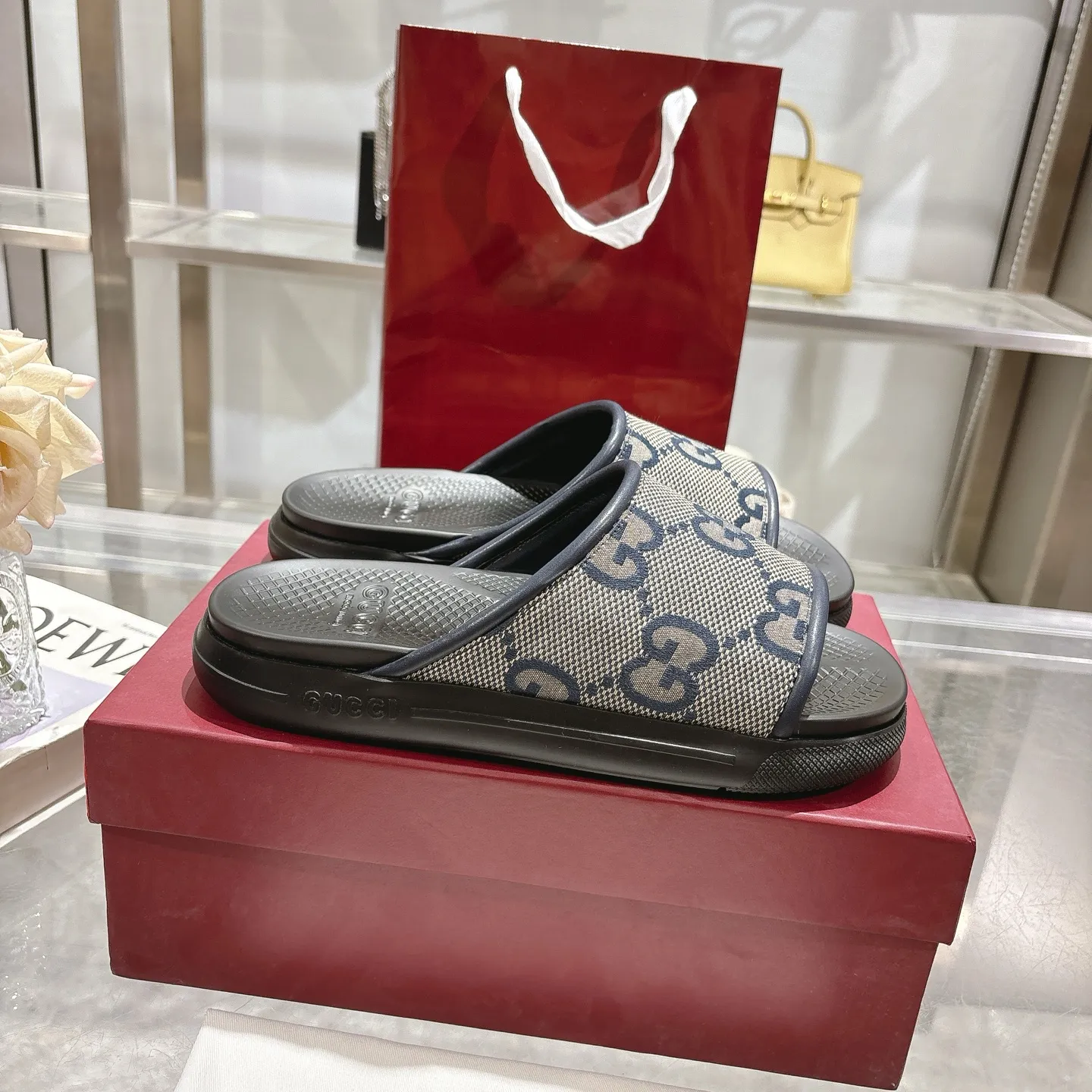 p400🐮🐮New summer men's slip-on slippers. Inspired by the summer spirit and beach clubs of the Italian coast, this piece is part of Gucci Lido. The Pre-Fall collection reinterprets the brand's signature elements and sophisticated patterns in a contemporary way. Made from black rubber, these flat sandals feature a slip-on design that reinterprets the brand's distinctive green and red web design. GG Classic Upper Men's Molded Rubber Footbed Gucci Logo Flat Made in Italy Size: Men's 40 to 47,